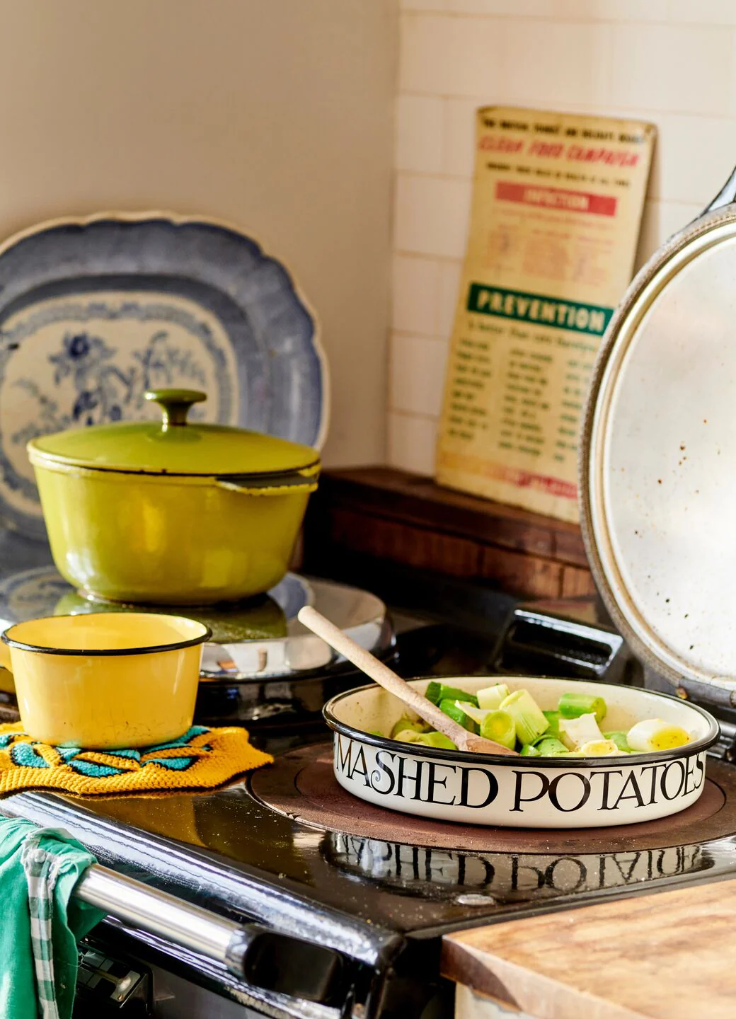 Black Toast Medium Savoury Enamel Pie Dish