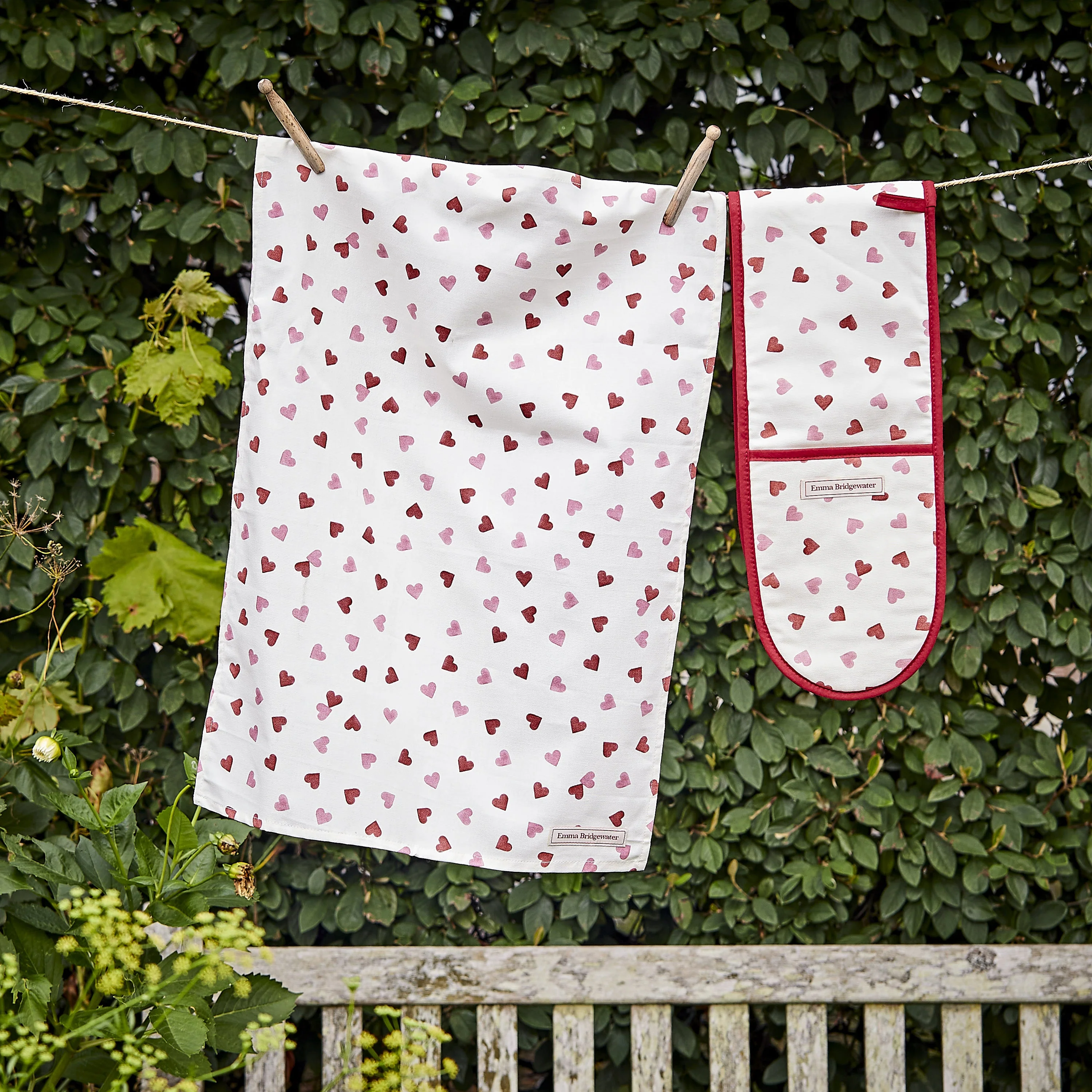 Pink Hearts Tea Towel & Double Oven Glove Set - Image 2